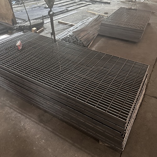 鋼格板安裝不當(dāng)?shù)暮蠊こ倘吮仨毦? /> 
</p>
<h2>
	<strong>第一，<a href=